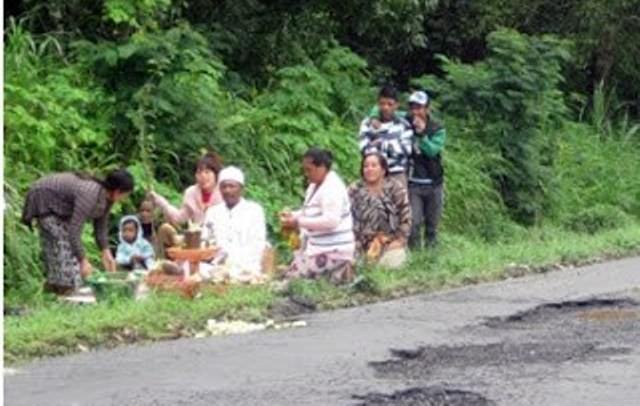 Ngulapin, Upacara Kembalikan Bayu, Seimbangkan Catur Sanak
