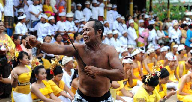 Ngusaba Sambah; Pakai Sandal, Bisa Diuber lalu Ditusuk Keris