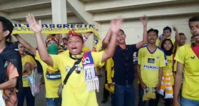 Pendukung Persegres Nyanyikan Lagu Bali United Juara