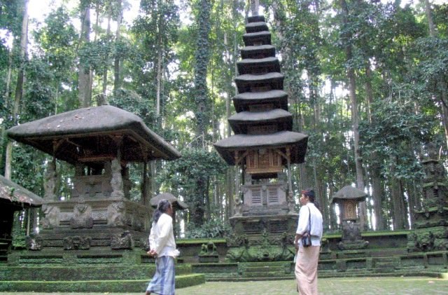 Pura Pucak Bukit Sari, Sangeh; Misteri Hutan Pala dan Kera yang Unik
