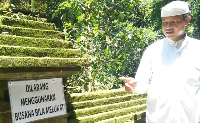 Tak Telanjang Bulat Saat Melukat di Telaga Waja, Kena Sanksi Adat