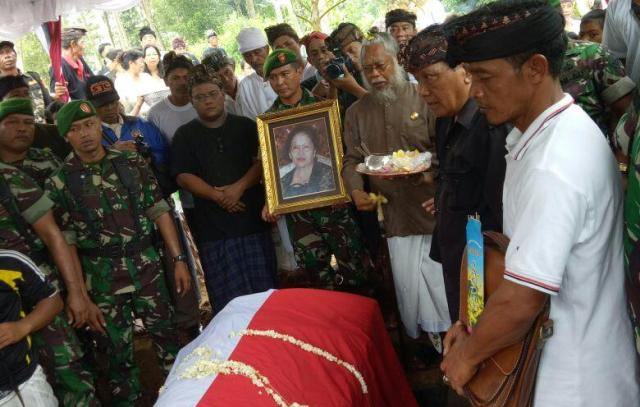 Desak Putu Kari Dimakamkan dengan Prosesi Hindu, Buddha, dan Militer
