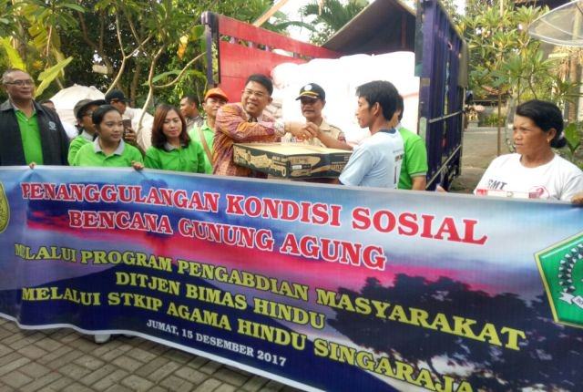Dirjen Bimas Hindu Gandeng STKIP AH Singaraja Bantu Pengungsi