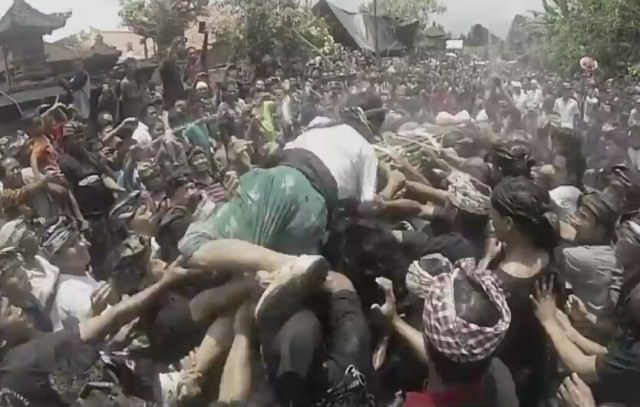 Harus Izin Keluarga, Tradisi Mesbes Tikar Mayat mulai Jarang