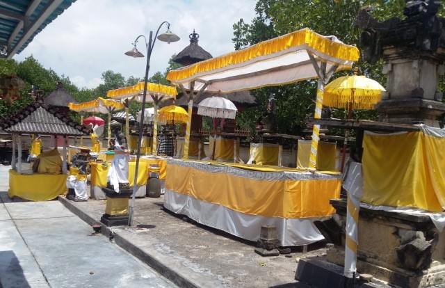 Ini Makna Putih-Kuning yang Sering Dipakai Wastra Palinggih