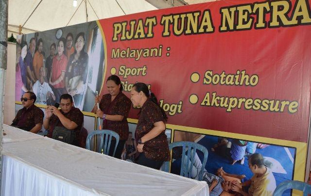 Stand Pijat Disabilitas Manjakan Pengunjung Denfes X