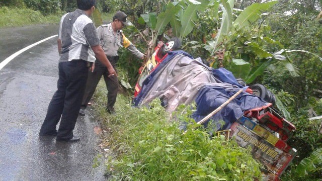As Panjang Patah, Truk Angkut Jagung Jungkir Balik di Jegu