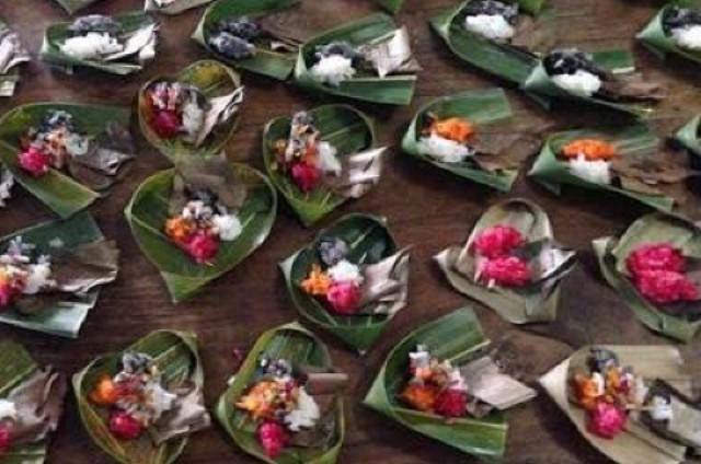 Ini Dia Jenis, Penempatan, dan Doa Saat Menghaturkan Segehan