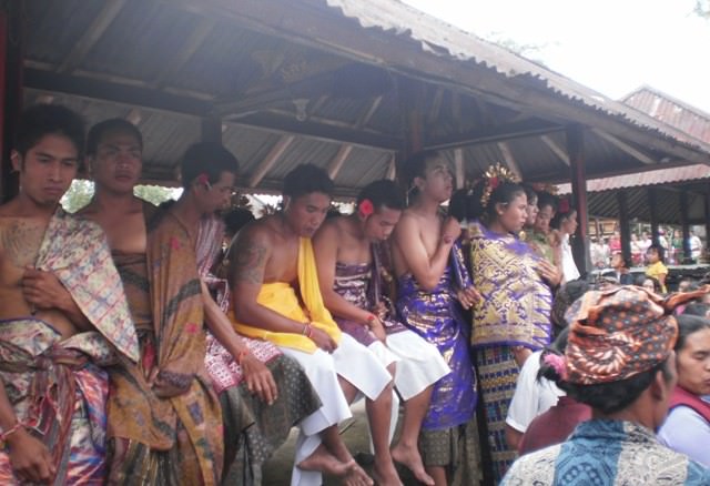 Tradisi Nganten Massal di Pengotan; Tak Boleh Seberangi Jalan