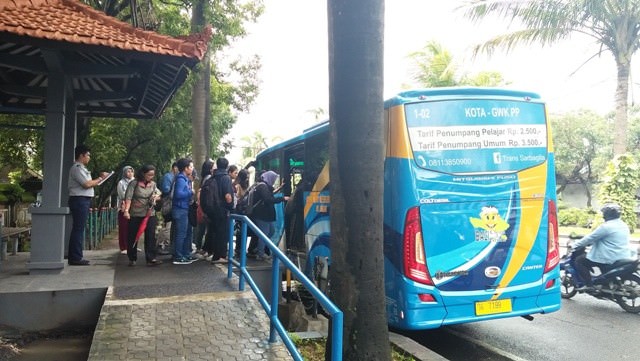 Trans Sarbagita; Menunggu Sangat Lama, Harus Desak-desakan