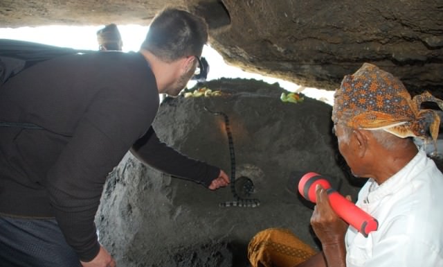 Begini Asal-usul Ular Suci Pura Luhur Tanah Lot