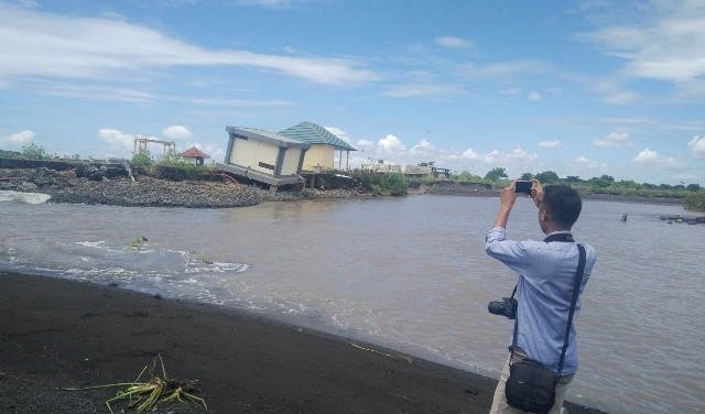 Diterjang Ombak, Pelabuhan Gunaksa Semakin Hancur