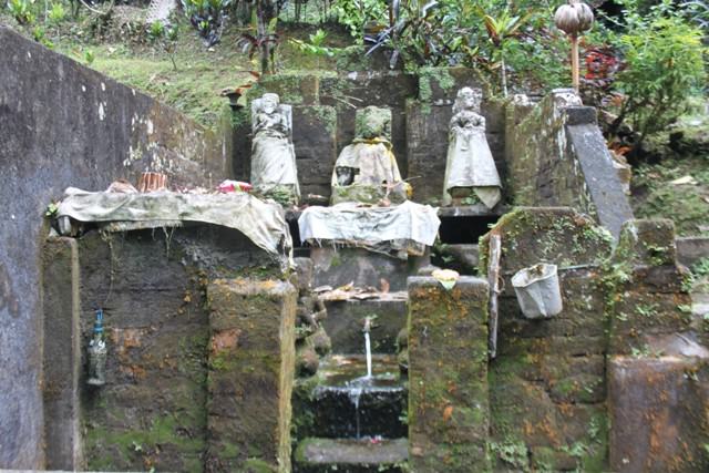 Pura Goa Riang; Tempat  Malukat, Empat Mata Air dengan Warna Berbeda