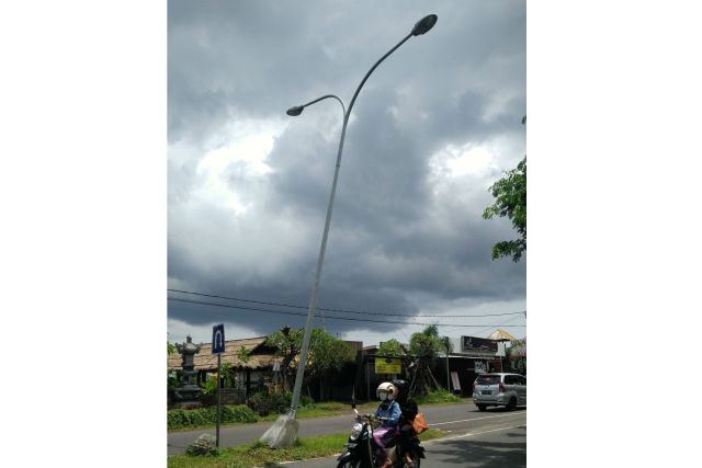 Tiang LPJ Miring di Jalur Sebelas Amlapura