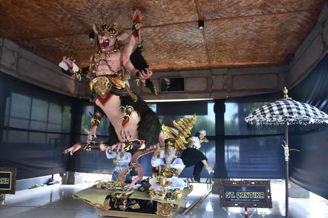 Ogoh-ogoh ST Cantika Banjar Sedana Merta Ubung Tonjolkan Tikus Raksasa