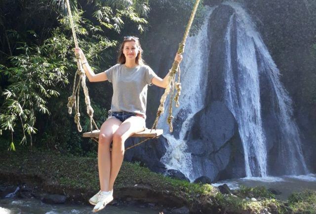 Berayun Cantik Berlatar Indahnya Air Terjun  Leke-Leke