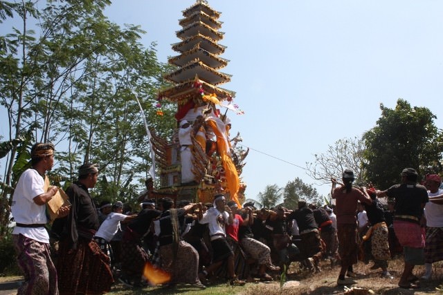 Ini Dia Simbolisasi dan Makna Wadah, Bade, dan Lembu