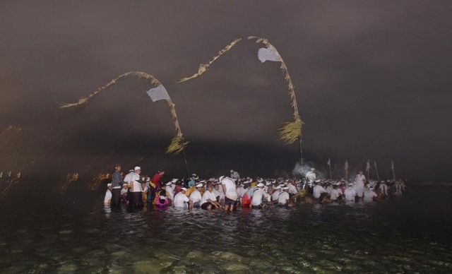 Ini Sejarah Tradisi Ngaro Warga Madura Sanur di Pura Tengah Laut