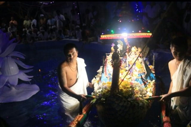Festival Perahu Krisna; Kisah  Anak Ajaib dari Vrindavan