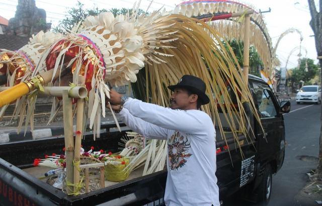 Di Samping Penjor Anten di Desa Medahan Harus Ada Penjor Luh