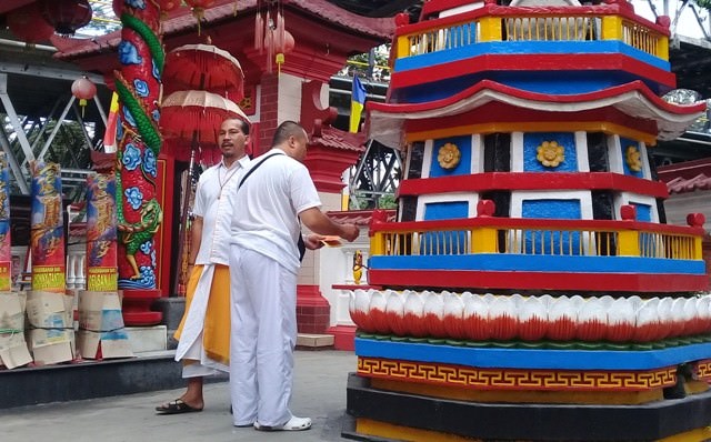 Menyatukan Cara Berkeyakinan di Vihara Amurva Bhumi Blahbatuh