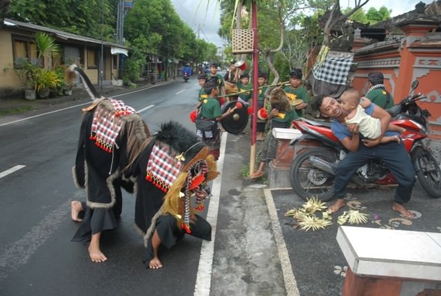 Ngelawang Itu Pengeruwat Jagat, Bukan “Ngamen”, Ini Penjelasannya