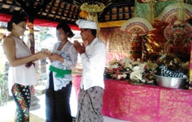 Tradisi Ngejot Tumpeng, Cara Adat Perkenalkan Pengantin Baru