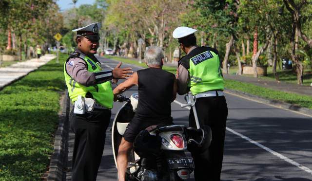 Jalan-jalan di Nusa Dua, Bule Ini Bawa Dua Helm, tapi Tak Dipakai