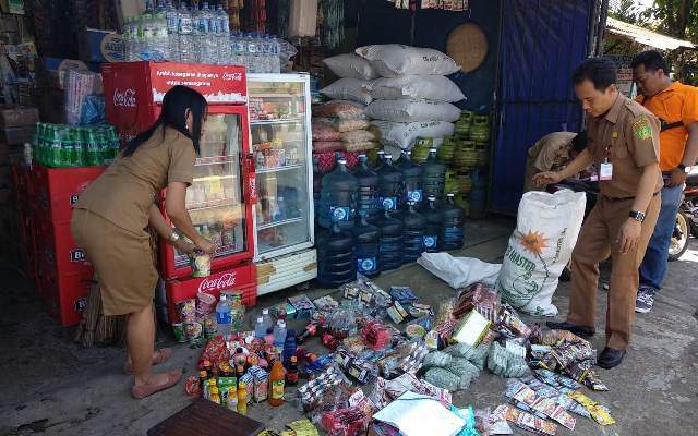 Jual Barang Kadaluarsa, Pemilik Toko Salahkan Sales