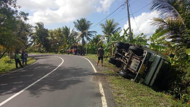 OC, Truk Tanpa Muatan Terguling di Selemadeg