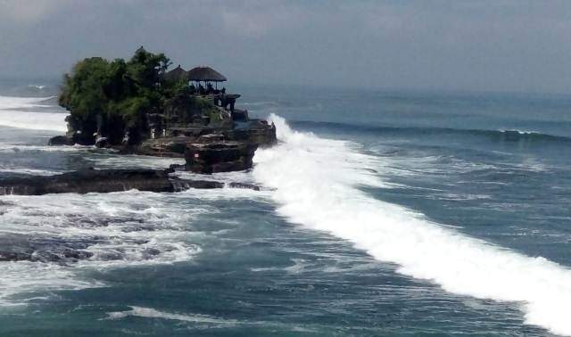 Ombak Besar, Pengelola Tanah Lot Tutup Akses ke Pantai