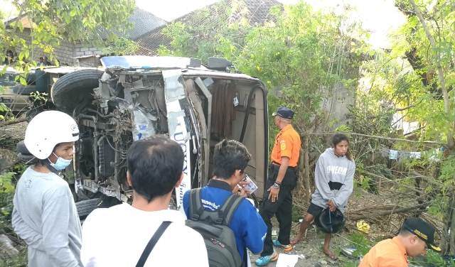 Rem Blong, Bus Turis Tiongkok Terguling di Uluwatu