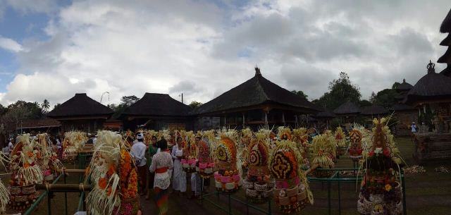 Sembahyang di Pura Ini, Dilarang Pakai Perhiasan hingga Gorengan