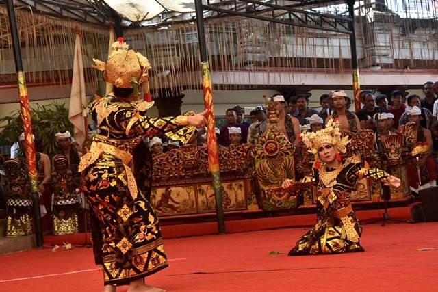 Tari Gandrung Sakral, Penarinya Terpilih setelah Kerauhan