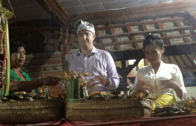 Meski “Tak Suci” Lagi, Torin akan Bantu Istrinya Jalankan Dharma