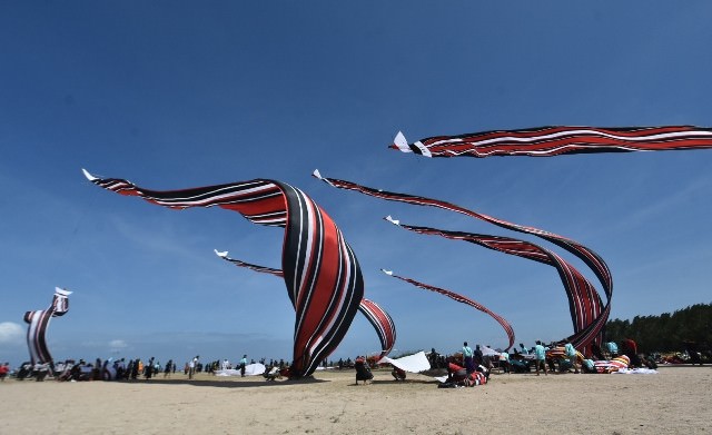 Ratusan Layangan Hiasi Langit Pantai Mertasari