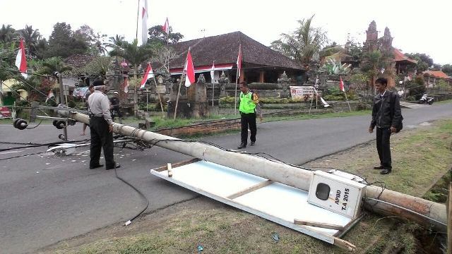 Tiang Listrik Roboh Tutup Jalan di Biaung