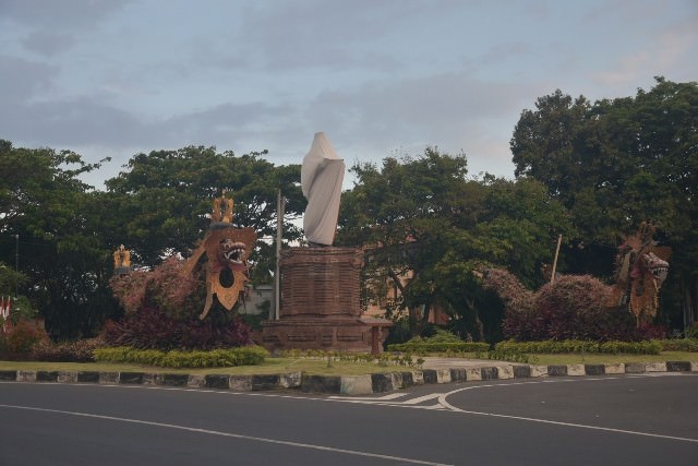 Patung Soekarno di Pertigaan Jalan Tantular Masih Terbungkus Bendera