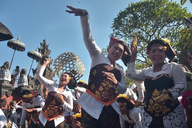 Siat Tipat, Tradisi Unik yang Berkaitan dengan Semara-Ratih