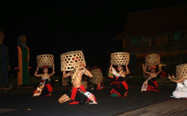 Tarian Wong Peken Gambaran Wong Samar di Pasar Tradisional Bali