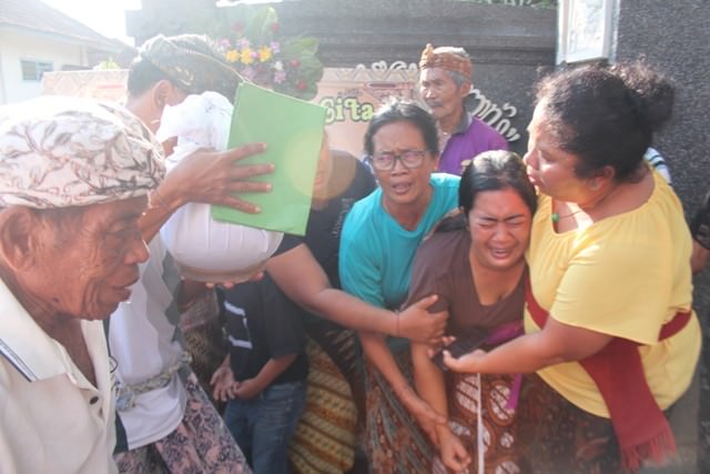 “Ajik… Ajik... Adi Kalahin Tiang?” Teriak Istri Dewa Yoga Histeris