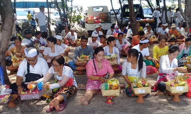 Ini Makna Upakara Warak Kruron, Ngelangkir, dan Ngelungah