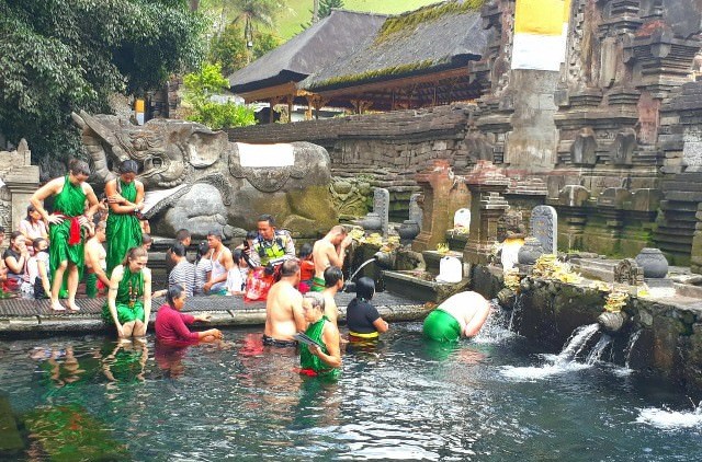 Kunjungi Tirta Empul, Delegasi Bolivia Ikut Melukat