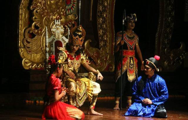 Teater Orok Pentaskan Tarian Bermakna Kesetiaan