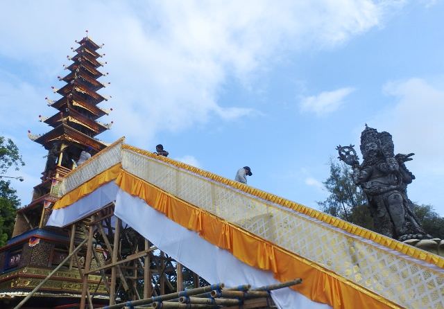 Ada Penutupan Jalan dan Pemutusan Kabel Saat Pelebon Istri Raja