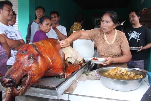 Babi Guling Men Rebo, Buka Tiap Rabu, Bebas Tambah Kulit Sampai Puas