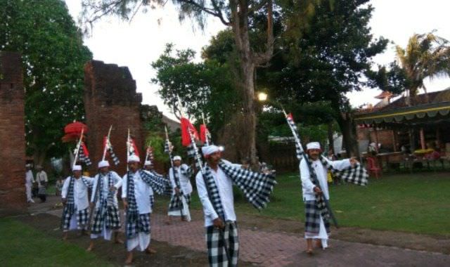Hanya Pinandita yang Boleh Menari Baris Gede Sakral di Pura Maospahit