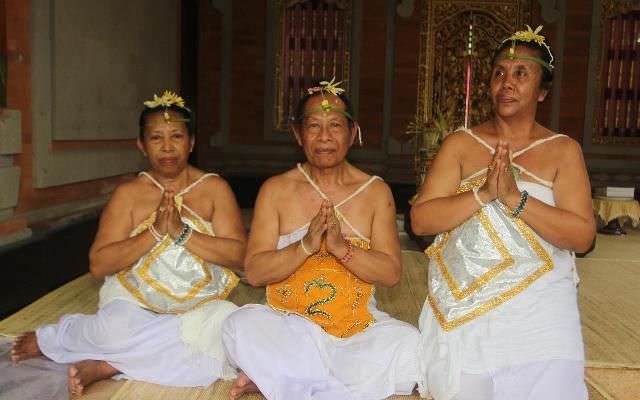 Layani Umat Andalkan Usada dan Pawacakan Melik