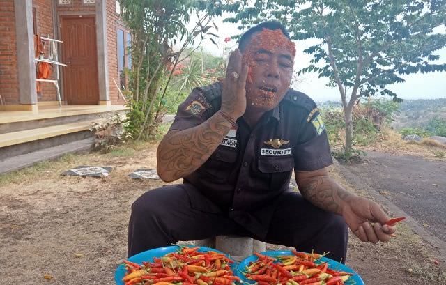 Makan Cabai seperti Kacang Rebus, Ingin Jadi Bintang Iklan