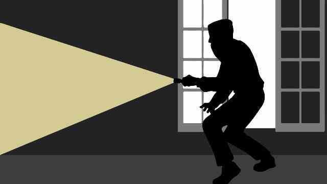 Ilustrasi pencurian. Maling menggasak laptop di Kantor Desa Budakeling, Kecamatan Bebadem, Kabupaten Karangasem, Bali.